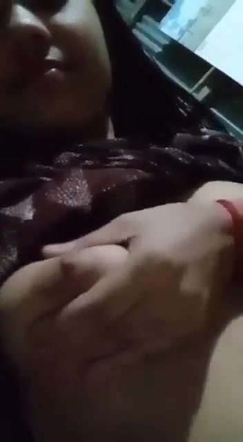 Desi village bhabi fing her pussy