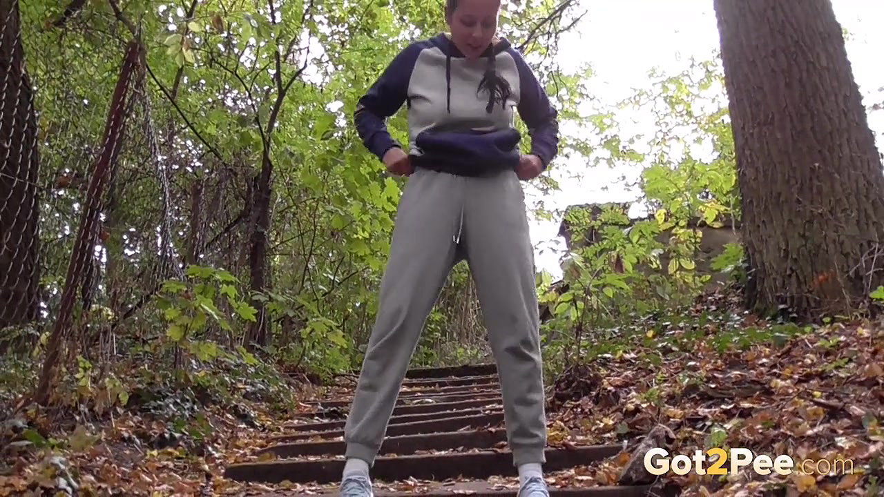 Antonia Sainz pees down countryside steps