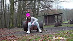 Barbe relieves her piss desperation in park