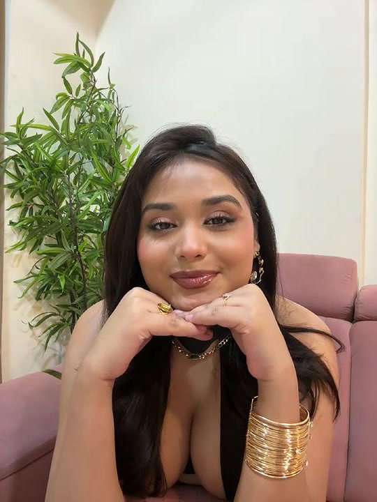 Currly Quinn Nipples Reveal While Rubbing Chocolate and Ass Show