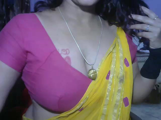 DESI AUNTY IN TRANSPARENT SAREE SHOWING BOOBS