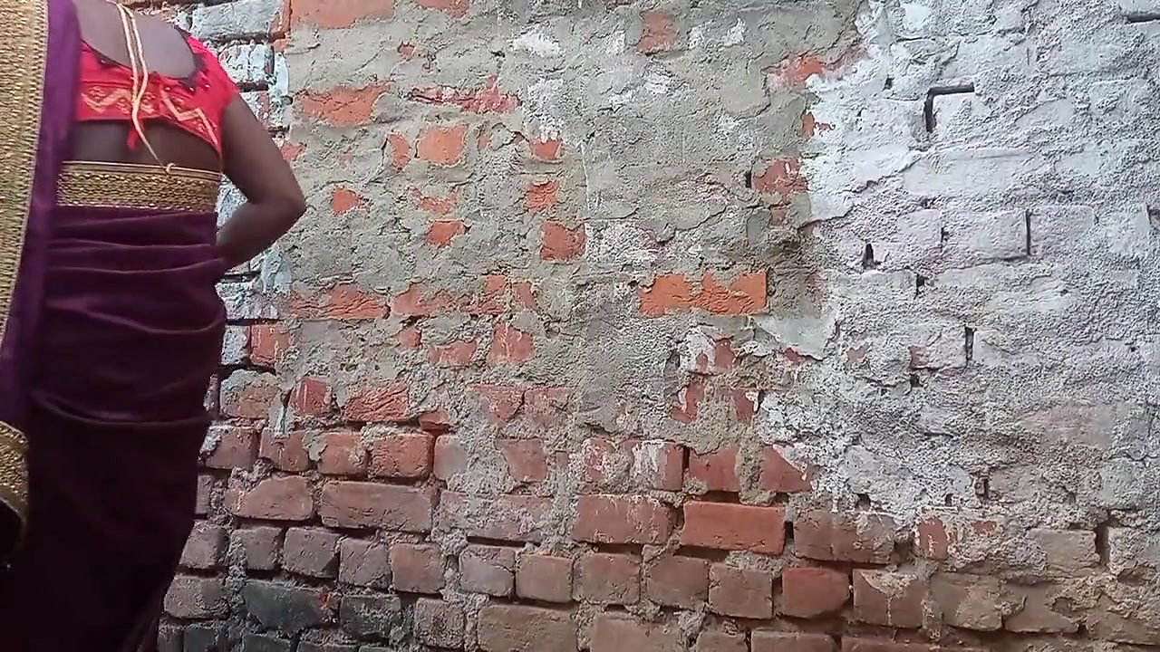 bhabhi ji apne beau ko ghar ke pichhe bulakar chud
