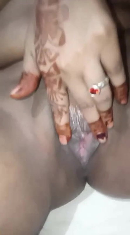 Desi hot bhabhi open to masturbate