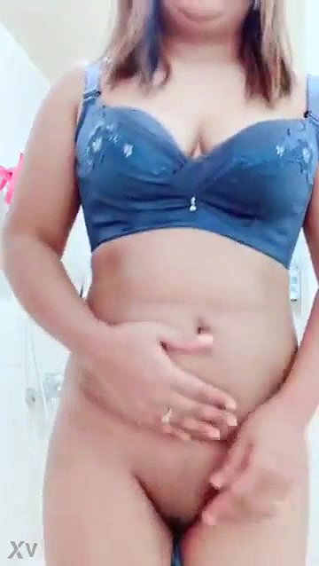 Hot Girl Showing in Bathroom