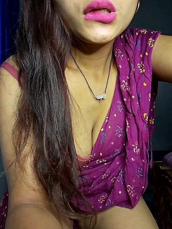 Hot bengali girl show her hot cleavage