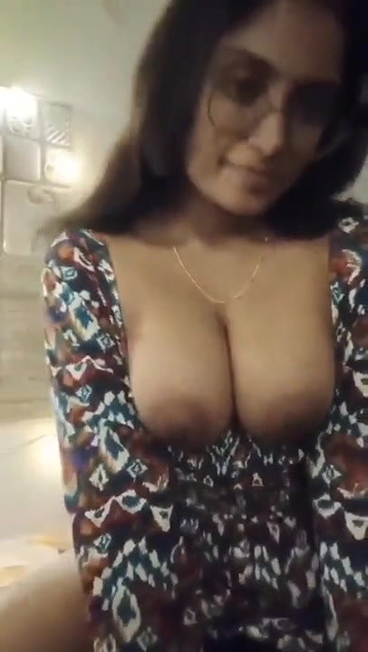 Sexy Srilankan big boobs girl showing her boobs ass pussy to boyfriend on video call