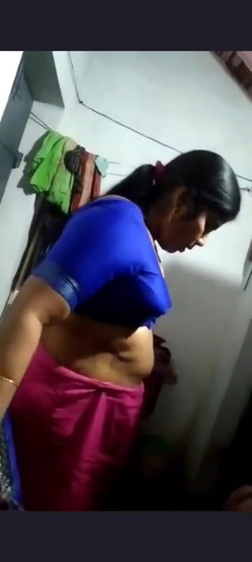 Desi aunty changing saree