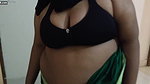 (Boss ke bete ne naukrani se mast chudai) Fuck desi maid Simran Bhabhi wearing saree Huge Boobs & Ass – Hindi Audio