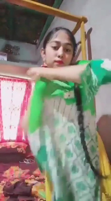 Desi girl show her nude