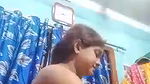 bhabhi kapde utarkar nangi hokar chut dikhai solo