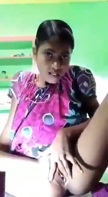 Desi Bhavi Apne Bur Ka Garmi Mitane Ke Liye Apne Bur Me Ek Daba Daal Rahi Hai