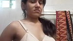 ladki ne bathroom mein boob dikhayi