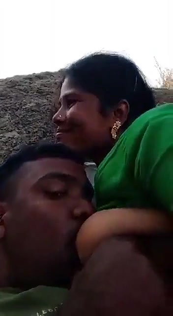 Khet Me Lejakar Bhabhi Ka Dudh Piya Aur Lund Pe Baitha Ke Choda