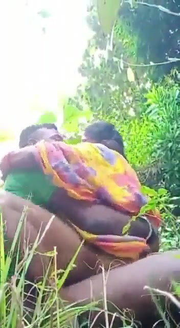 Khet Me Lejakar Bhabhi Ka Dudh Piya Aur Lund Pe Baitha Ke Choda