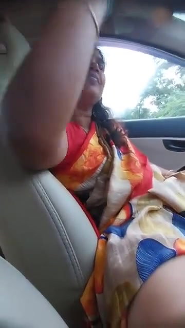 gadi mein bahbhi ki chut mein ungli kri