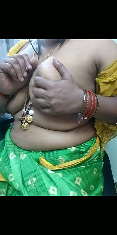 Boobs show with saree