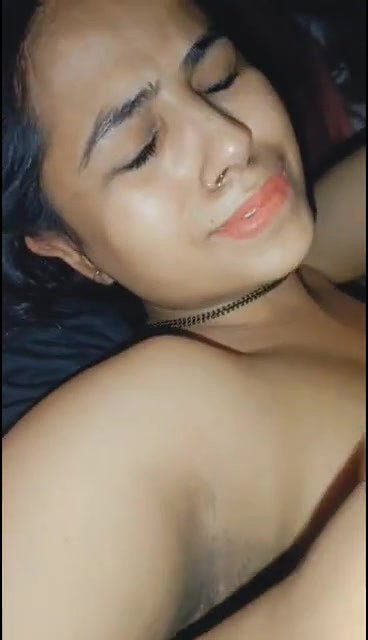 Desi Girl Ko Dost Ke Room Par Bula Kar Usko Baho Me Pakad Kar Maze Se Pela