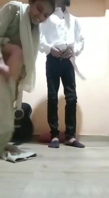 Indian Girl Ko Dost Ke Room Par La Kar Sut Par Hi Uski Chudai Ki