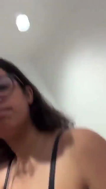 beautiful girl cleavages