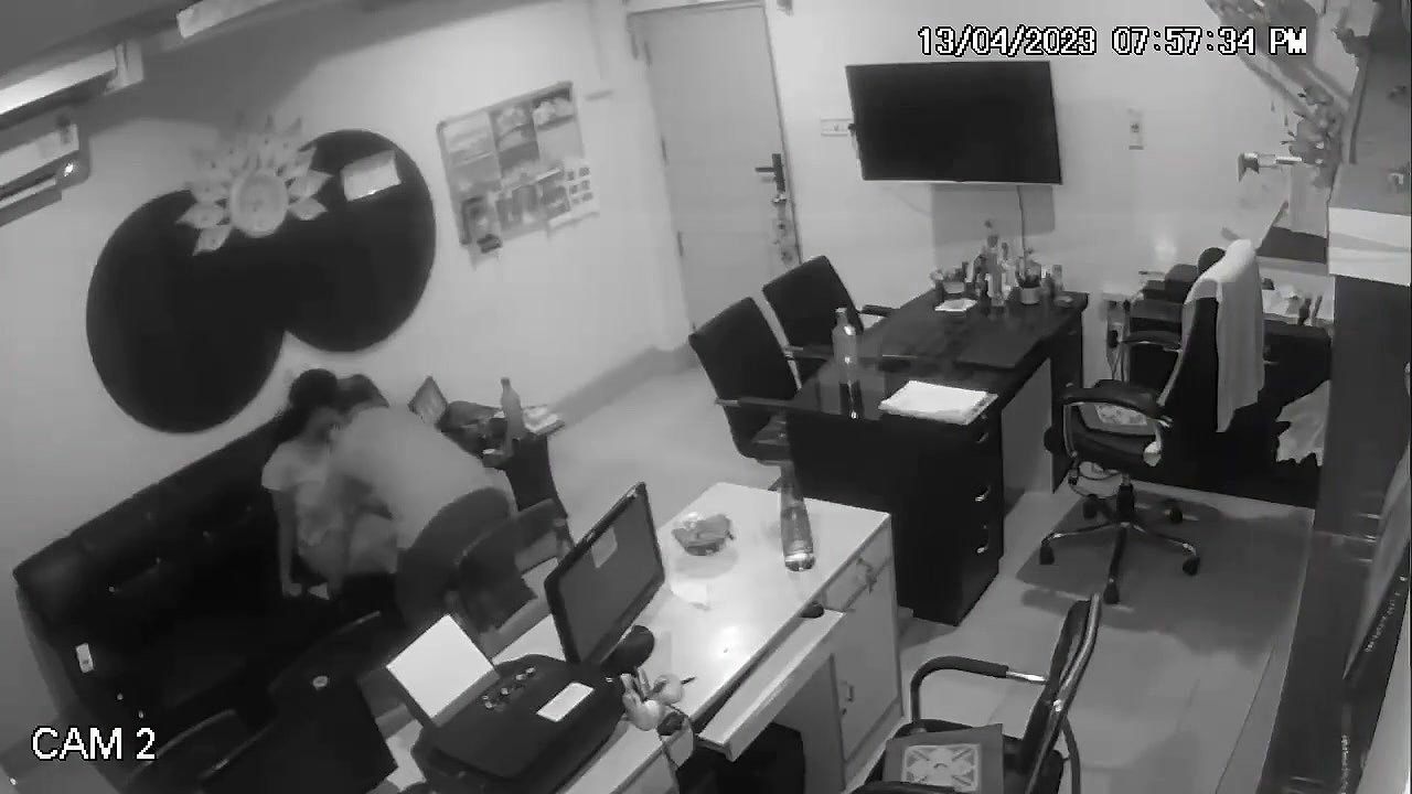 Boss Ne Apne Ladies Staff Ke Sath Sex Kiya Aur Uska Webcam Sex Video Bana Kar Viral Kiya