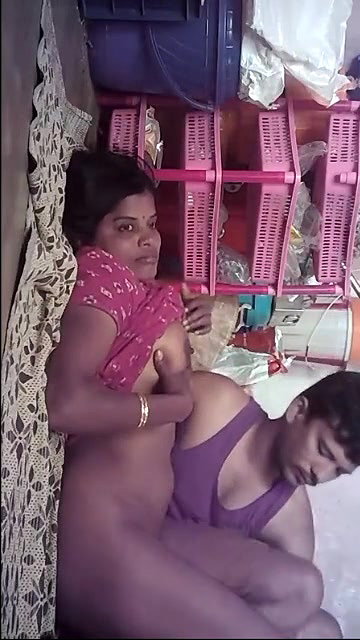 Husband Ne Apni Wife Ki Saree Khol Kar Uski Chuchi Ko Chussa Aur Usko Pela