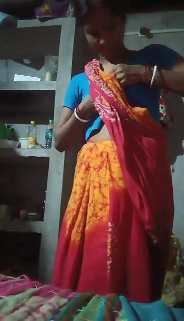 Gao Ki Bhabhi Ne Apni Ek Tang Uthya Aur Bur Ungli Daal Kar Video Viral Kiya