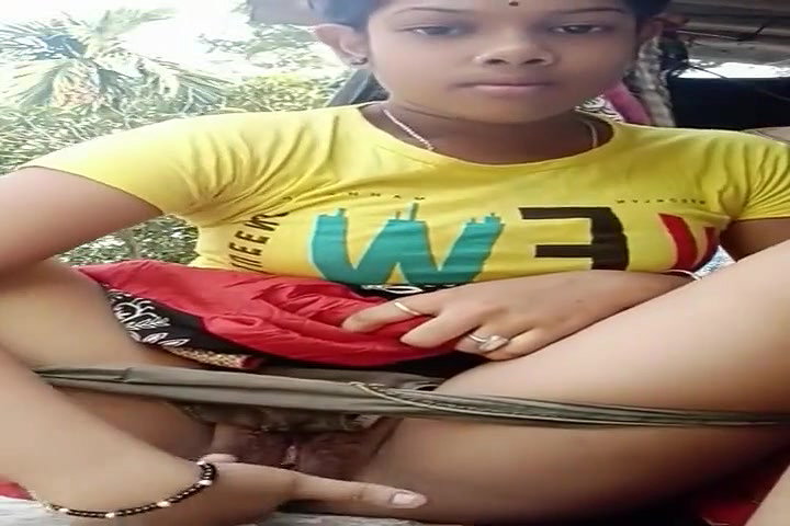 Dehati Ladki Ne Apne Bur Me Ungli Daal Kar Jor Jor Se Hilaya Aur Chuchi Masla