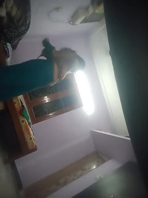 kapde kholte hue boob dikhi