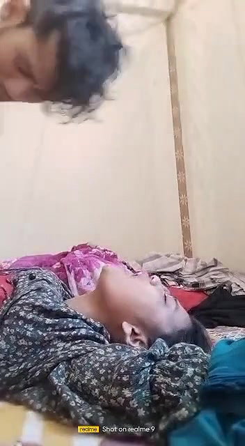 Dehati Girlfriend Ko Uske Boyfriend Ne Usko Goad Me Utha Kar Uski Chut Ki Chudai Ki