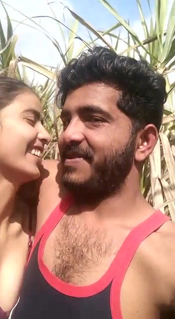 Khet me bhabhi lover