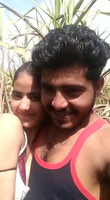 Khet me bhabhi lover