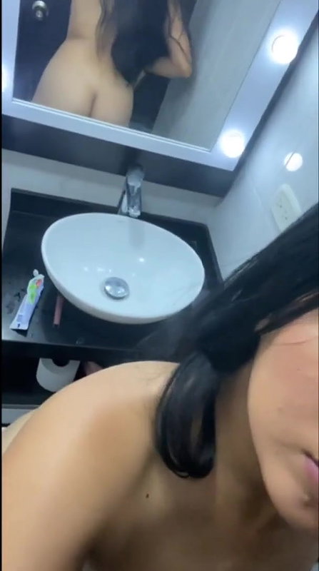 hot girl nude show in bathroom