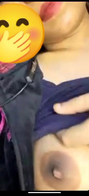 cat eyes girls boobs show to lover on video call