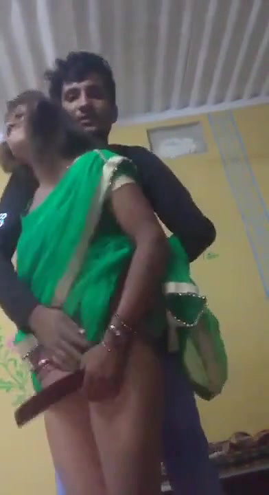 Bhabhi ki boobs daba kar gaand sahlane ki video