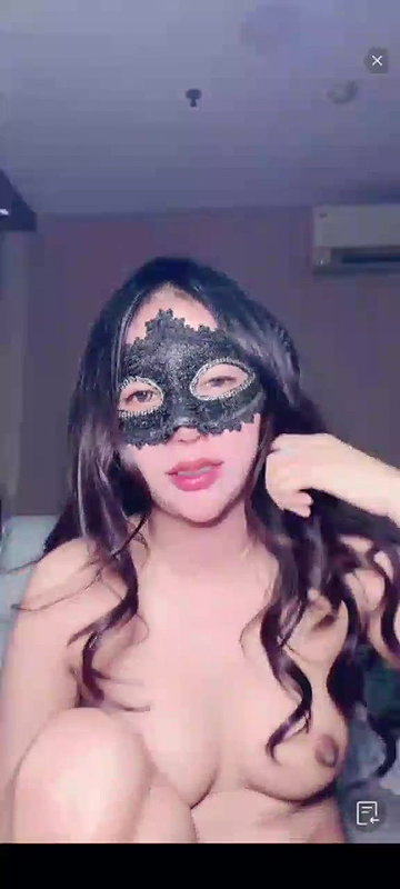 web cam girl riidng dildo
