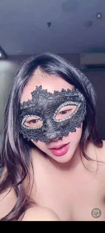 web cam girl riidng dildo
