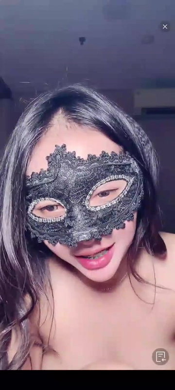 web cam girl riidng dildo