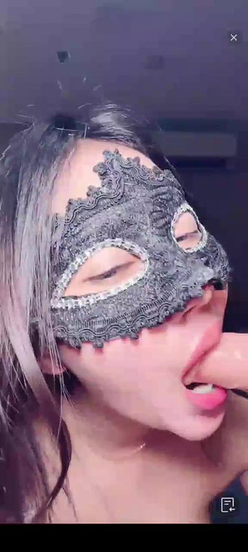 web cam girl riidng dildo