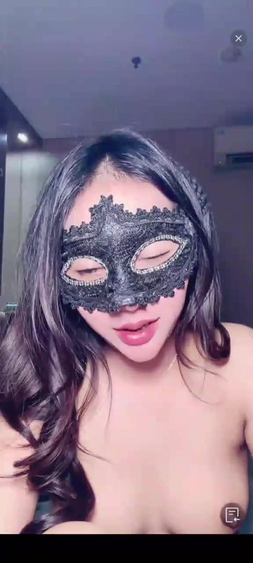 web cam girl riidng dildo