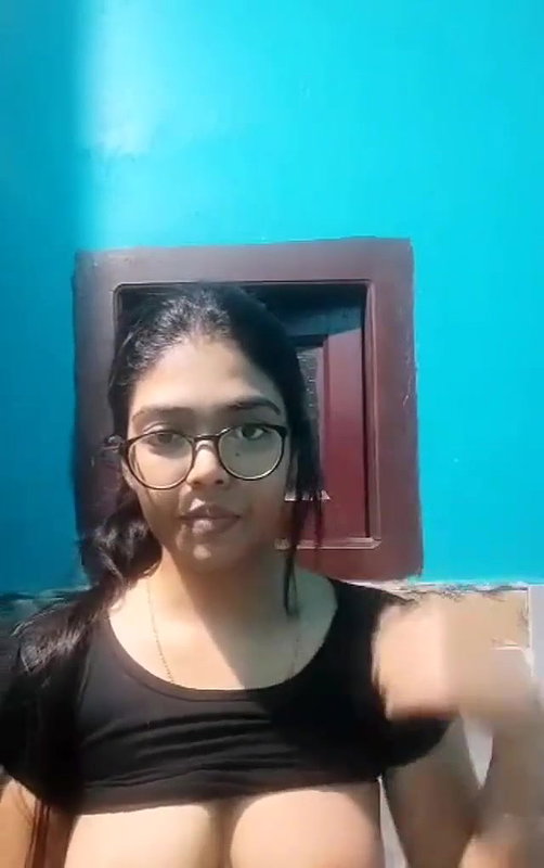 alone girl Fingerring herself