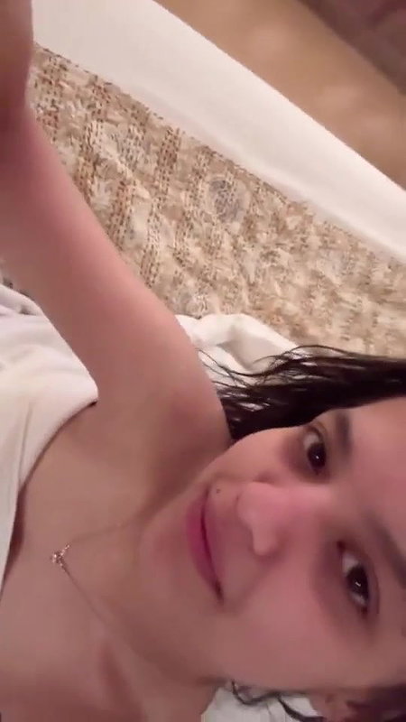 Sexy babe showing her tits