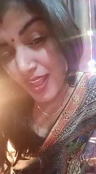 gorgeous bhabhi stripping saree and boob show