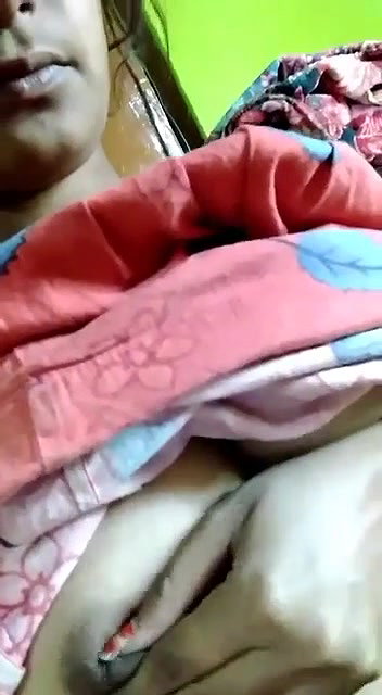 girlfriend with round boobs show selfie video