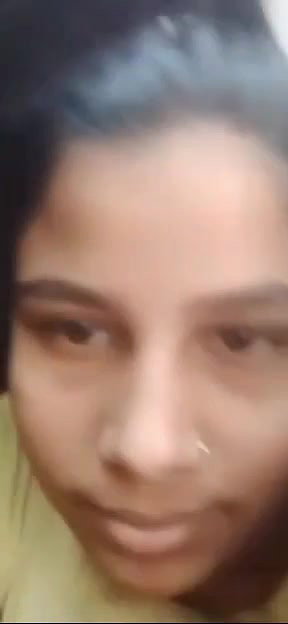 girlfriend lifting top wear and boobs show