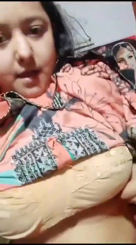 Desi bhabhi sex tease huge boobs show viral selfie
