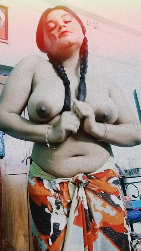 chubby girl removing saree and big boobs showing
