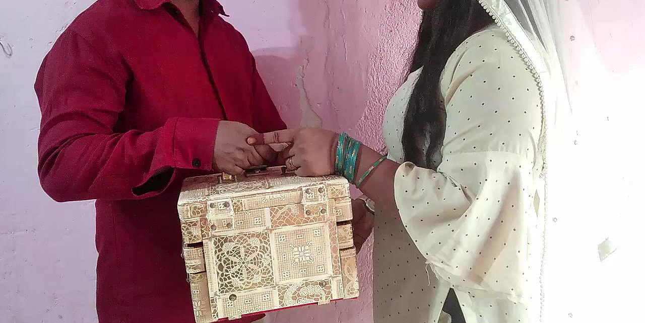 Jija Ne Sali Ko Gift Dekar choda With Hindi Audio