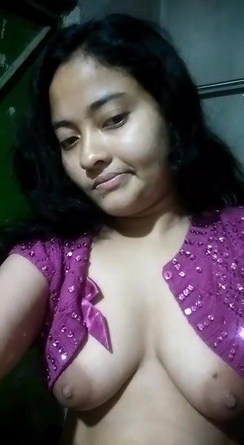 Indian girlfriend boobs show viral topless clip