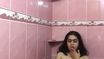 chubby girl nude show in bathroom