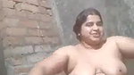 busty Bengali bhabhi viral nude bath video